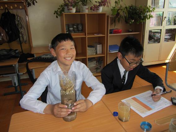 tl_files/Experiences/Experiences Gallerien neu/Dissemination of Water Fun in schools in Mongolia/3.BasumberSchoolMay2012.jpg